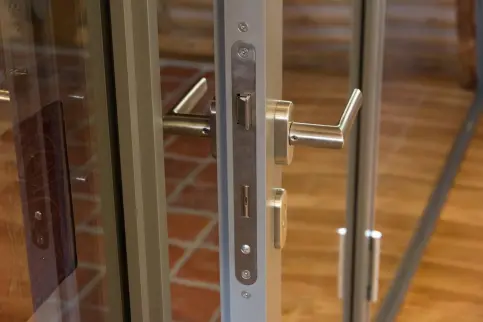 Küffner Aluminium - Rahmentür ART 55, Türdrücker und Schloss