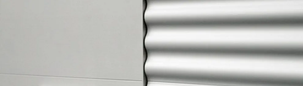 Wandverkleidung – Kombination von Wellen- und Flachpaneel aus Aluminium