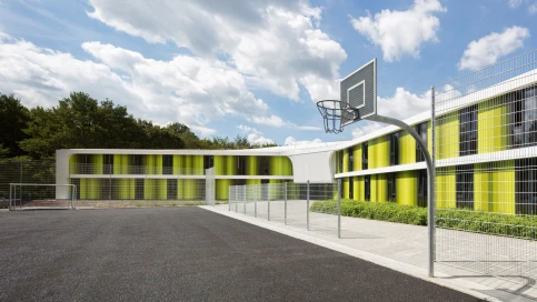 Jugendherberge Bayreuth | Aluminium-Fassade mit senkrecht angeordneten Paneelen des Y-förmigen Gebäudes