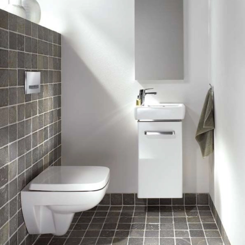 Waschtische und WCs der Serie Geberit Renova Compact nutzen den bestehenden Platz in kleinen Bädern optimal.