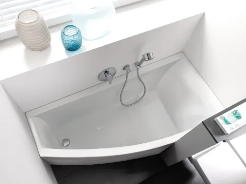 Raumspar-Badewanne aus der Geberit Renova Serie
