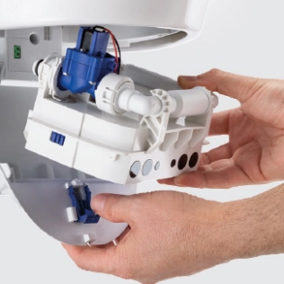 Die Dockingstation ermöglicht jederzeit einen bequemen Zugang zur Steuereinheit. Die Steuereinheit lässt sich so mit einem Handgriff entnehmen. Durch die automatische Wasserstopp-Funktion ist die Absperrung der Wasserzufuhr nicht nötig. Der Betrieb von Reihenanlagen bleibt so sichergestellt.
