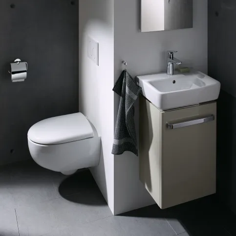 Auch auf engstem Raum bietet der Waschtisch von aus der Serie Renova Compact viel Stauraum.