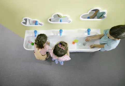 Spielanreiz mit Lerneffekt durch Wasserstaumöglichkeit im oberen Becken.