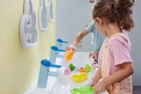 Durch das Wellendesign sind die Armaturen für verschieden große Kinder immer leicht erreichbar.