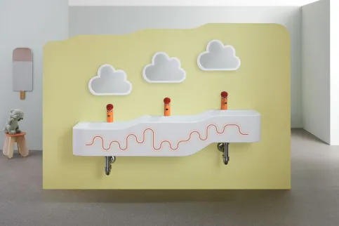 Geberit Bambini Spiel- und Waschlandschaft in orange-rotem Design mit farbigen Bambini Armaturen und Spiegel
