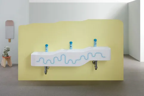Geberit Bambini Spiel- und Waschlandschaft in blauem Design mit farbigen Bambini Armaturen
