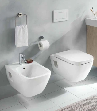Im durchgängig eckigen Design: Bidet, WC und WC-Sitz Geberit Renova Plan.