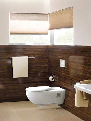 Geberit Renova Comfort: Weite Ausladung für leichtes Übersetzen vom Rollstuhl.