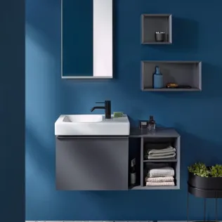Das modulare Konzept von Geberit iCon schafft Stauraum im Gäste-WC. Eine seitlich angebrachte Armatur hilft beim Platzsparen.