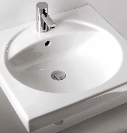 Der Waschtisch- Designklassiker Geberit Preciosa mit abgesenkter Hahnlochbank.