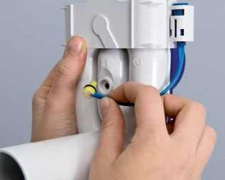 Verdeckte Urinalsteuerung: einfaches Wechseln des Sensors im Siphon.