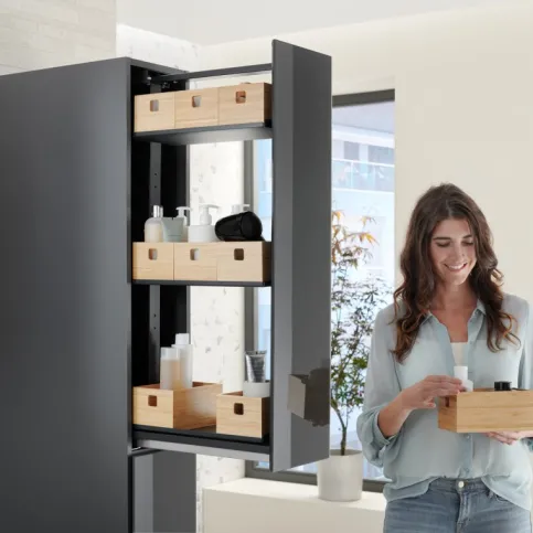 Acanto Hochschrank mit übersichtlichem Ordnungssystem, herausnehmbaren Bambusboxen und höhenverstellbaren Einlegeböden. Der Hochschrank eignet sich auch als Raumteiler.