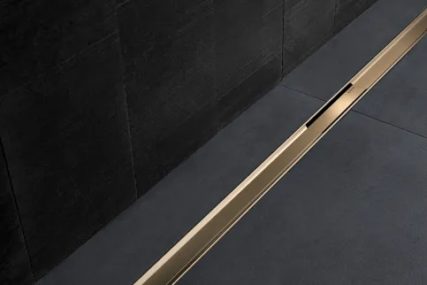 Die Geberit Duschrinne Cleanline80 mit integriertem Gefälle ist unter anderem in den Farben champagne und schwarzchrom erhältlich.