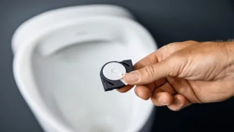 Geberit Renova Urinale verfügen über einen innovativen Spülverteiler. Dieser ist nahezu unsichtbar, einfach zu montieren und sorgt dafür, dass das Urinal bereits ab einem halben Liter Wasser gründlich und effizient ausgespült wird.