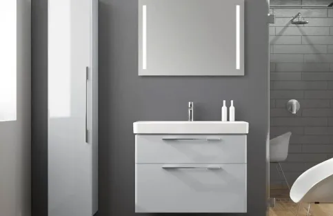 Geberit Smyle Waschtisch mit harmonisch angepasstem Unterschrank und Geberit Option Lichtspiegel.