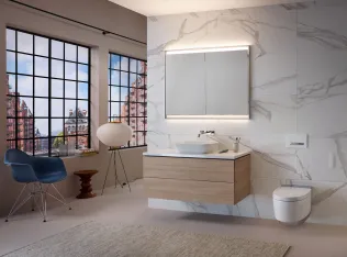 Geberit AquaClean Mera Comfort chrom mit Fernbedienung in Kombination mit Geberit One Waschplatz