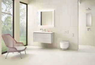 Geberit AquaClean Mera Comfort chrom mit Fernbedienung in Kombination mit Geberit One Waschplatz