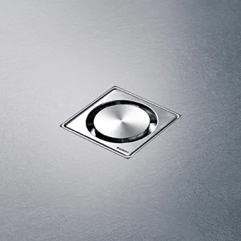 Die Edelstahl-Designabdeckung ist in rund, quadratisch und für öffentliche Bereiche verschraubbar erhältlich. Mit nur 80 x 80 mm unterbricht die kleine Abdeckung den Boden nur minimal.