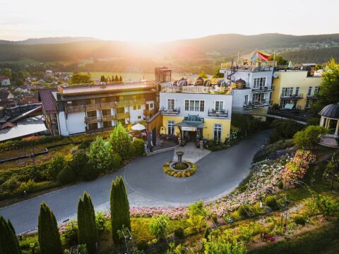 Wohlfühlbäder mit Dusch-WCs für Hotelgäste