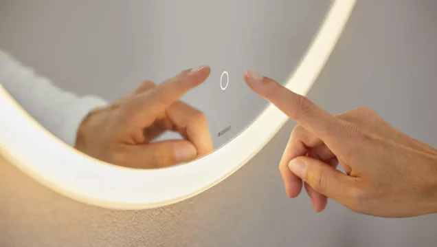 Die Bedienung der dimmbaren Geberit Option Round Beleuchtung erfolgt über einen Touch-Sensorschalter.