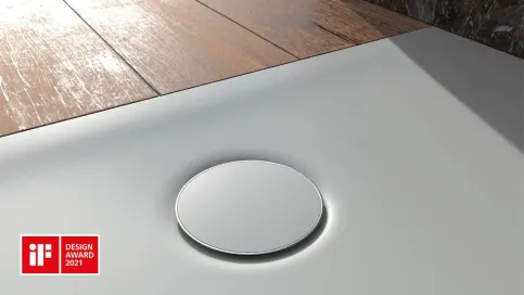 Die Duschfläche Geberit Olona hat die Jury des iF DESIGN AWARD 2021 mit ihrem schlichten Design und ihrer hohen Funktionalität überzeugt. Der Ablaufdeckel wird von einem schmalen Chromring umfasst und lässt ihn scheinbar schweben.