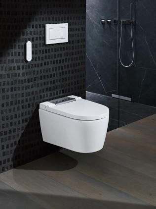 AquaClea Sela in der Designvariante Glanzverchromt mit Betätigungsplatte Geberit Sigma30