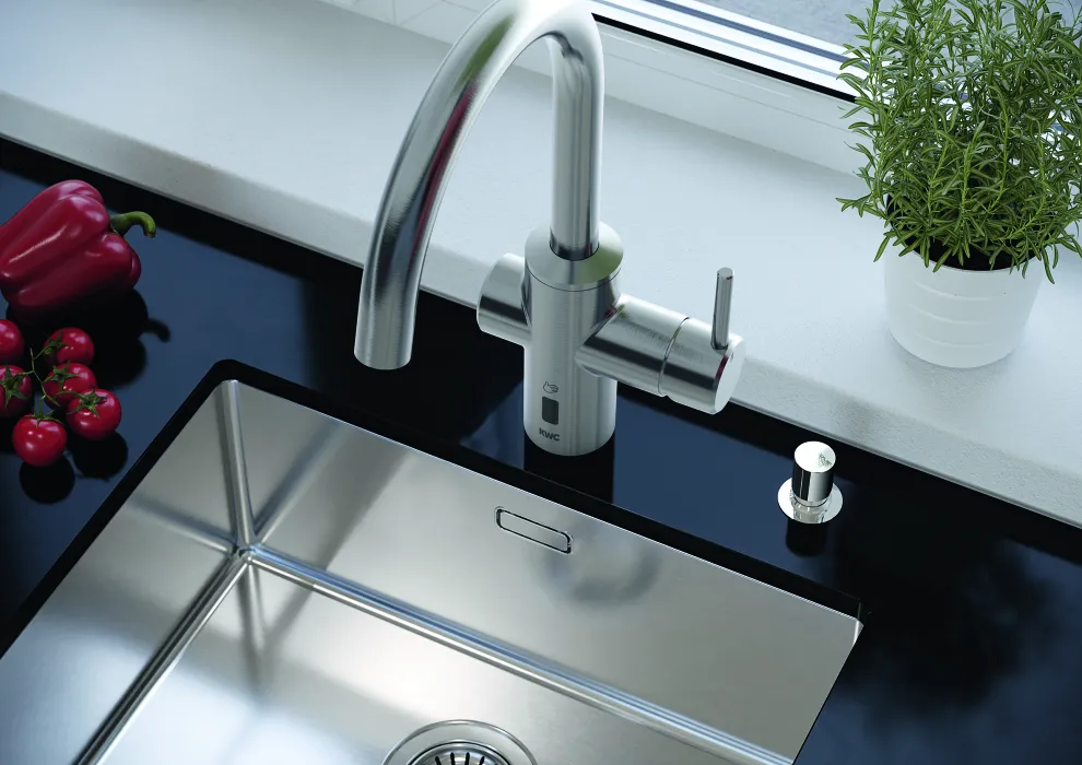 Auch die neue F5 Hybrid-Küchenarmatur lässt sich per Hebel oder alternativ mittels Handreflexion über opto-elektronischen Sensor bedienen.