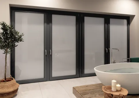 REHAU Smart Privacy One – vollflächig intransparent (vollflächiges Schalten des Fensters)