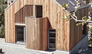 Holzhaus modern interpretiert mit Sheffield Oak concrete als natürlich anmutender Kontrast.