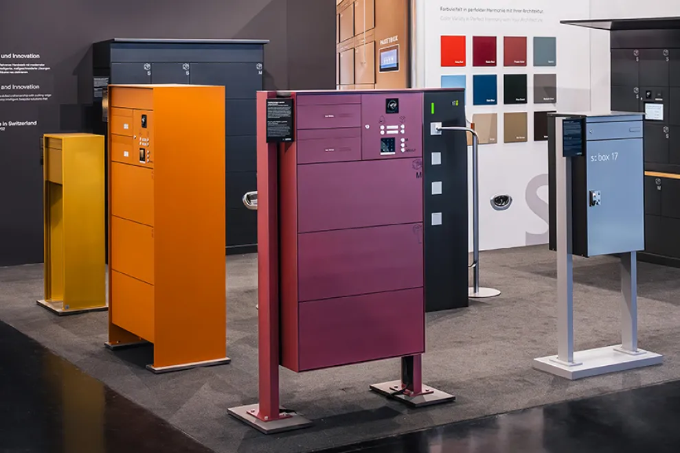 Im neuen Showroom von s: stebler lässt sich die durchdachte Paketfachanlage s: yourbox in unterschiedlichen Varianten live und in Farbe erleben.
