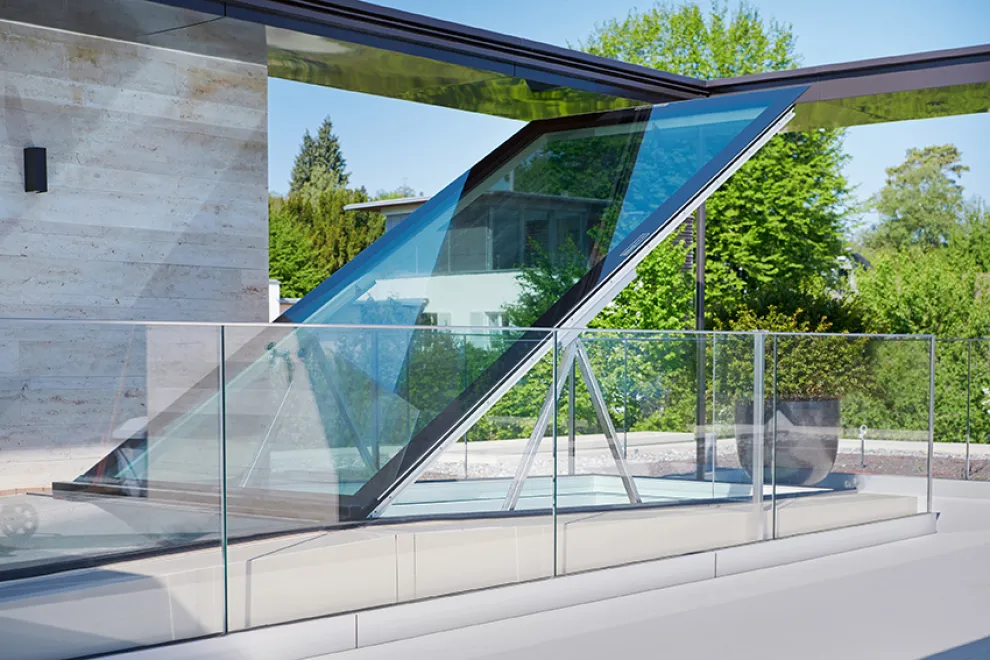 Der Dachausstieg s: 211 E DA ist eine hochwertige und elegante Lösung, um Dächer praktisch und unauffällig zugänglich zu machen. Er schließt dank der verdeckten Flügelprofile bündig mit dem Terrassenboden ab.