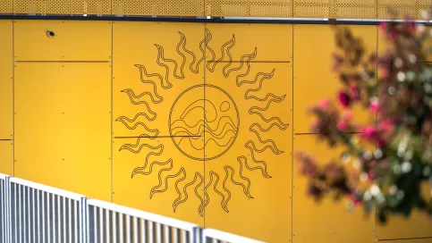 Rockpanel Metals lässt Ideen Wirklichkeit werden. Durch Fräsungen oder Perforationen erhält die Fassade ein ganz eigenes Aussehen.