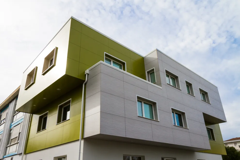 Eine hinterlüftete Fassade mit Rockpanel A2 Fassadenplatten erhöht die die Brandsicherheit des Gebäudes.