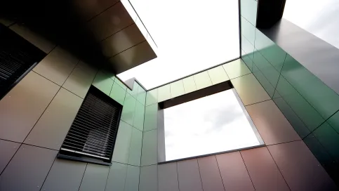 Rockpanel Chameleon fordert aus jeder Perspektive die Sehgewohnheiten heraus.