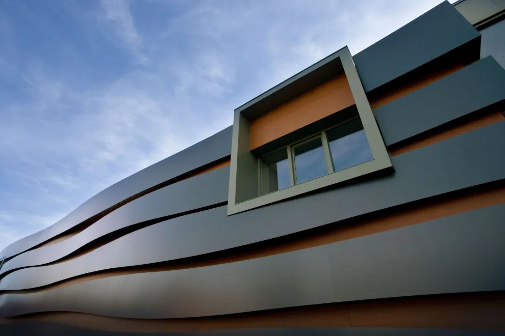 Fassdendetail der Rockpanel Zentrale in Roermond