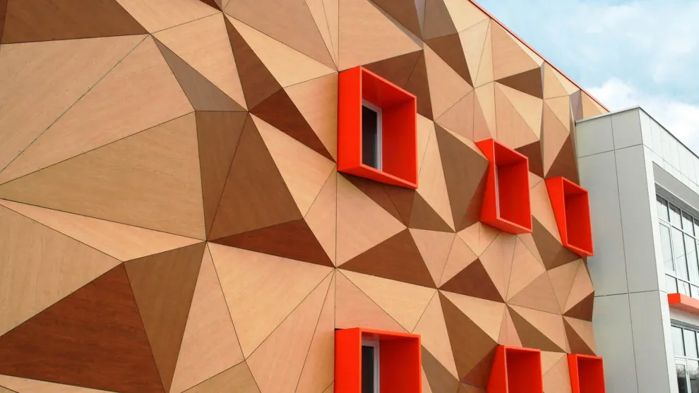 Rockpanel Plattenmaterial erlaubt eine freie Gestaltung der Fassade: Flexible Abmessungen, richtungsungebunden, schmale Fugen, sogar gewölbt oder gebogen.