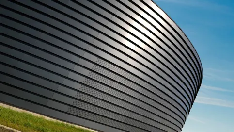 Der Metallschimmer von Rockpanel Metals spielt mit dem Licht.