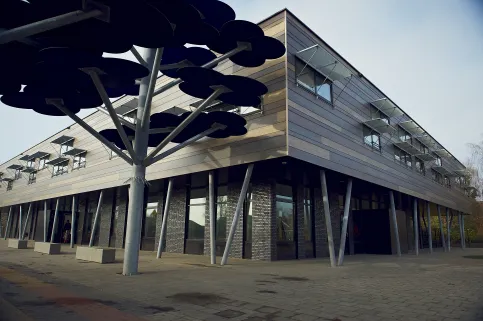 Rockpanel Woods lässt sich ideal mit echtem Holz und anderen Materialien kombinieren.
