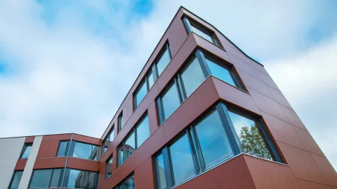 Rockpanel A2 Fassadenplatten sind geeignet, wenn eine hohe Brandsicherheit wünschenswert oder vorgeschrieben ist.