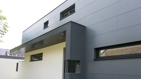 Rockpanel Woods Fassadenplatten bestehen bis zu 50% aus recyceltem Material.