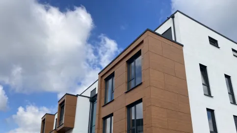 Rockpanel Fassadenplatten lassen sich mit schmalen Fugen montieren.