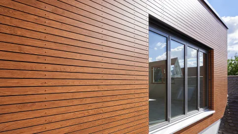Die Holzdesigns von Rockpanel Woods weisen keine optischen Wiederholungen auf.