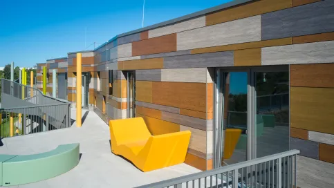 Rockpanel Platten und Profile sind in nahezu allen RAL/NCS Farben passend zum Design erhältlich.