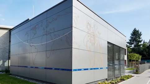 Rockpanel Metals Fassadenplatten bestehen bis zu 50% aus recyceltem Material.