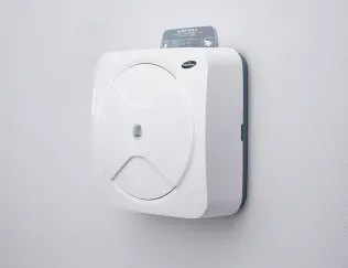 Mittels berührungsloser, sensorgesteuerter Öffnung lassen sich die Feuchttücher einfach, hygienisch und sicher entnehmen.