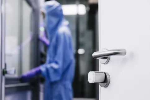Salto Neo Zylinder eignen sich für Türen aus Holz, Metall, Kunststoff und Glas, auch für Schiebetüren
