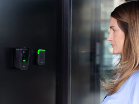 Zutrittskontrolle mit Türkommunikation und Biometrie vereint