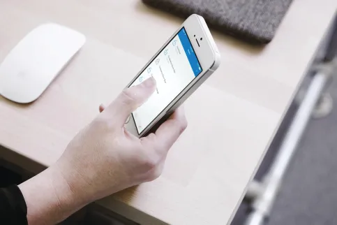 Mit der Salto KS Mobile App lassen Türen auch aus der Ferne öffnen, zu jeder Zeit, egal von wo.