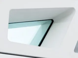 Geformtes Element mit Fenster und Vertiefungen